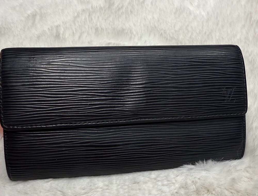 Authentic Louis Vuitton Portefeuille Sarah Long Wallet in Black Epi Leather